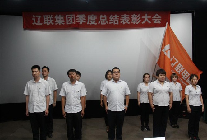 “充斥青春的高慢，为妄想奋力前杏妆